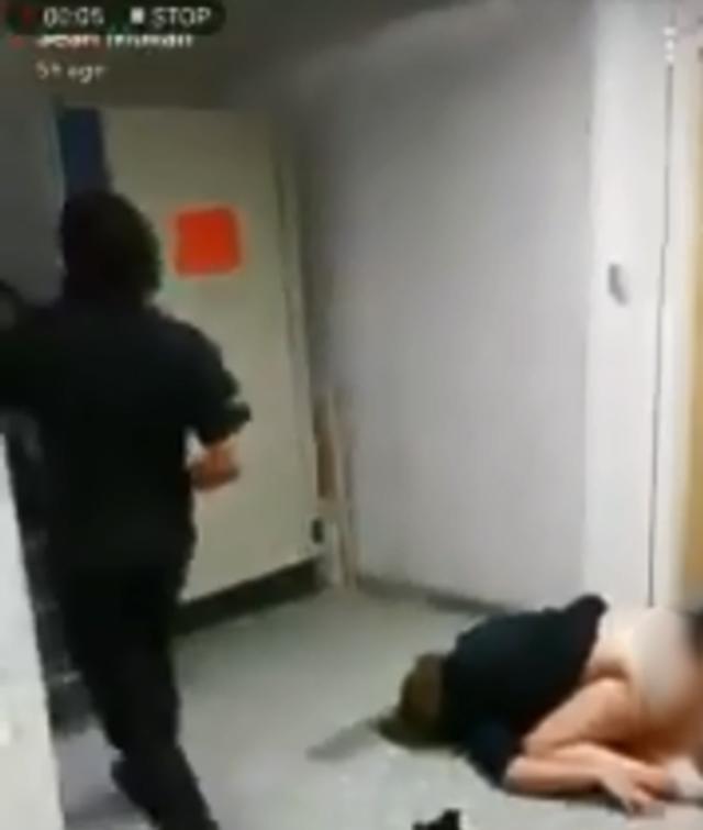 chang vang cap doi sinh vien ngu quen luc dang lam "chuyen ay" o hanh lang truong hoc - 2