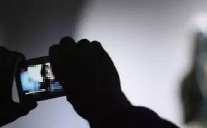 ga "so khanh" bi mat quay clip “nong” roi tong tien nguoi tinh - 1