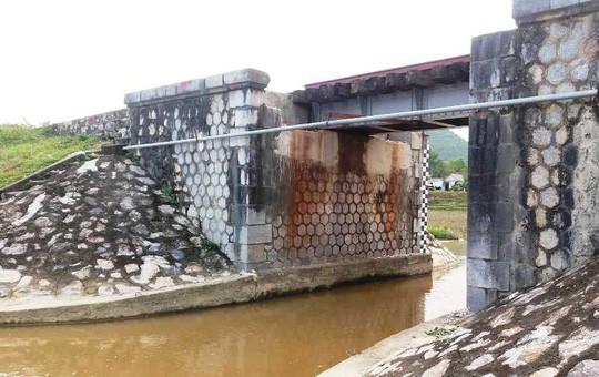 ghen tuong, chong chem chet vo roi buoc minh nhay xuong cong tu tu - 2