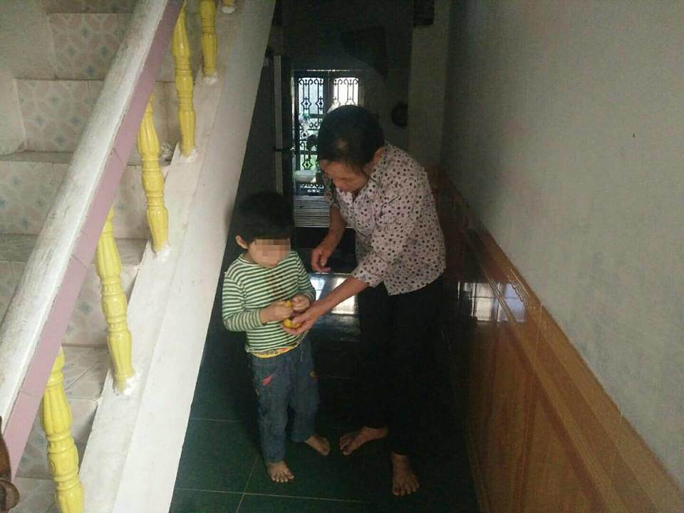 xot long gia canh cua be trai 4 tuoi bi co giao buoc day treo len cua vi tang dong - 1