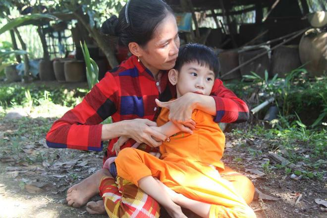 bac si bao con lon len se khong biet noi, nguoi me don than van de van co nuoi - 3