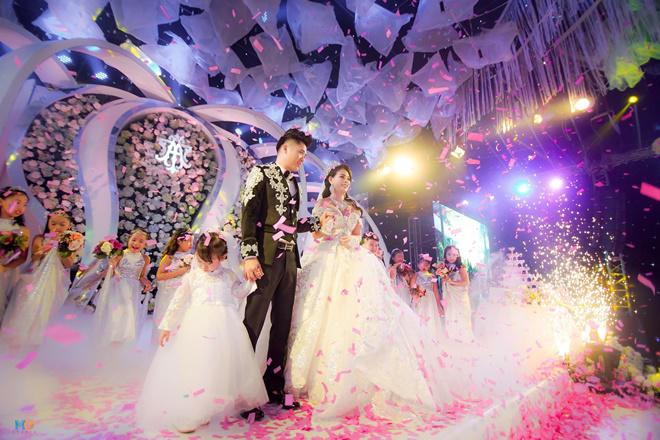 dam cuoi “khung” 4 ty o thai nguyen: co 2 con, o voi nhau 13 nam gio moi ket hon - 3