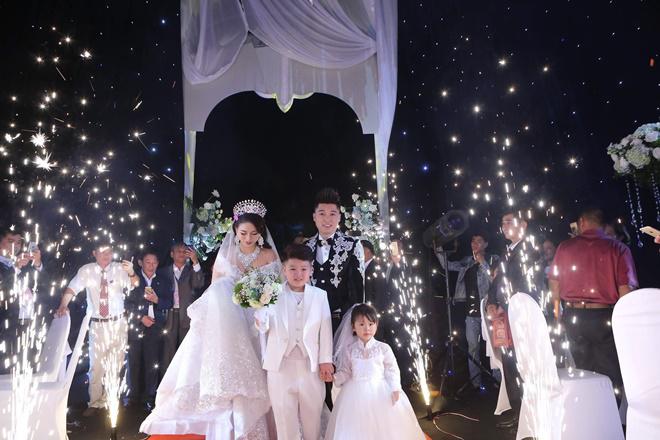 dam cuoi “khung” 4 ty o thai nguyen: co 2 con, o voi nhau 13 nam gio moi ket hon - 4