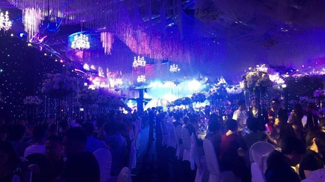 dam cuoi “khung” 4 ty o thai nguyen: co 2 con, o voi nhau 13 nam gio moi ket hon - 2