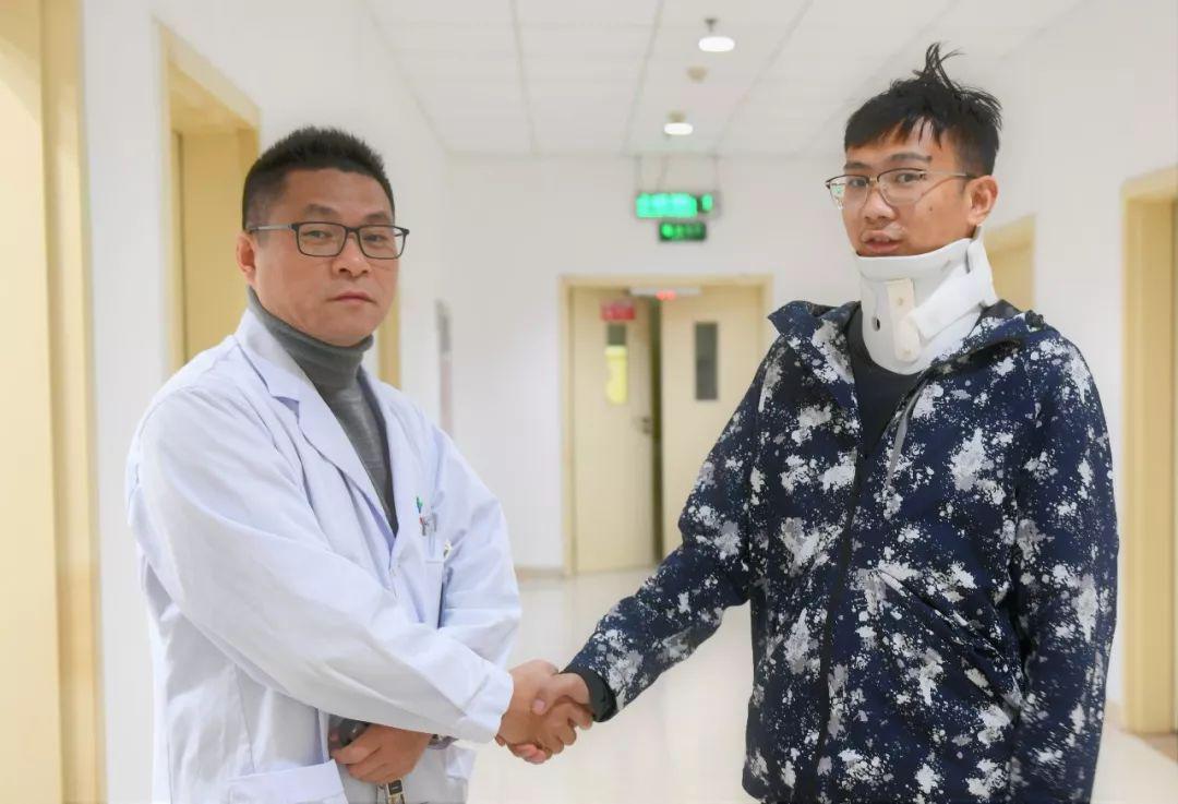 thoi quen xau khi lam viec nhieu nguoi mac khien chang trai tre phai phau thuat gap - 2