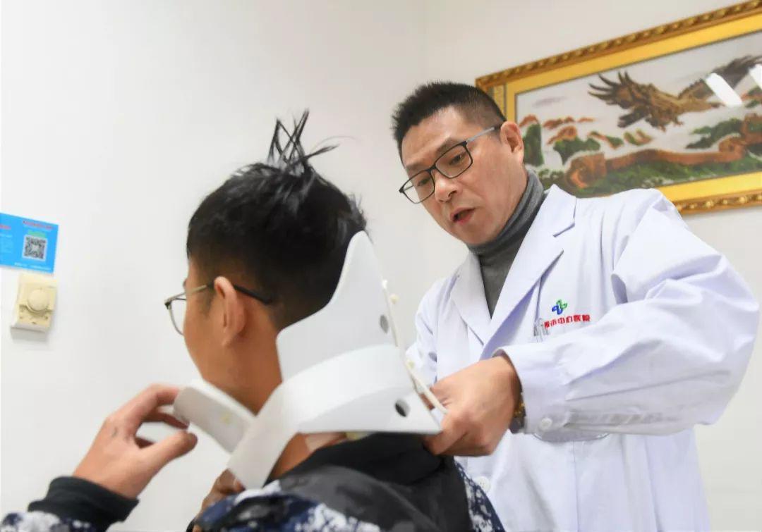 thoi quen xau khi lam viec nhieu nguoi mac khien chang trai tre phai phau thuat gap - 1