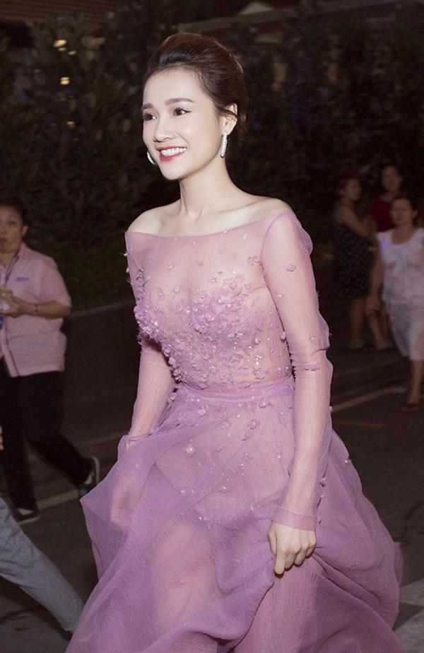 dep nhu pham huong, ha ho cung bi dim chim nghim boi thu nay, tham nhat la… - 13