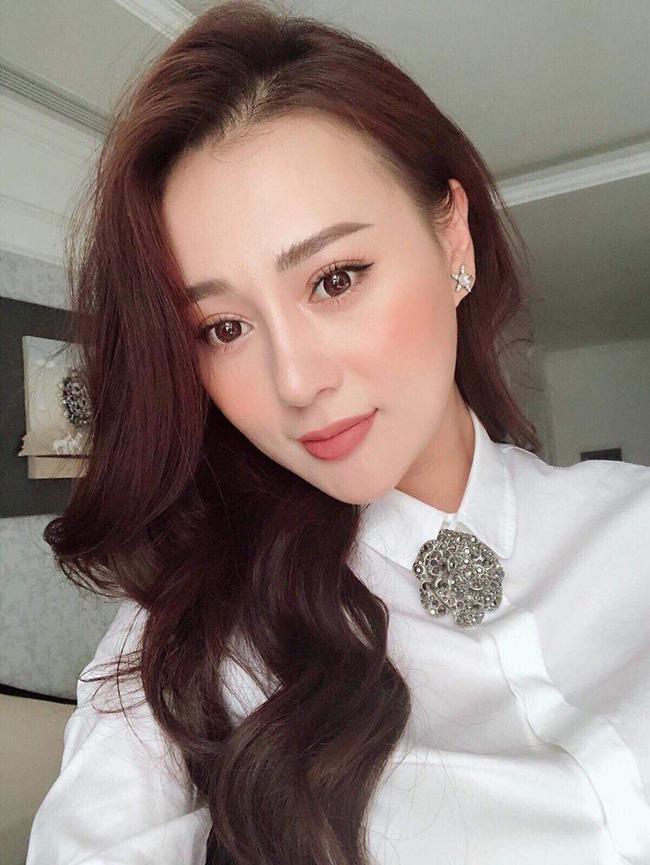 ngo nguoi truoc hinh selfie cua "quynh bup be", dan tinh tu hoi day la quynh hay kelly nguyen - 5