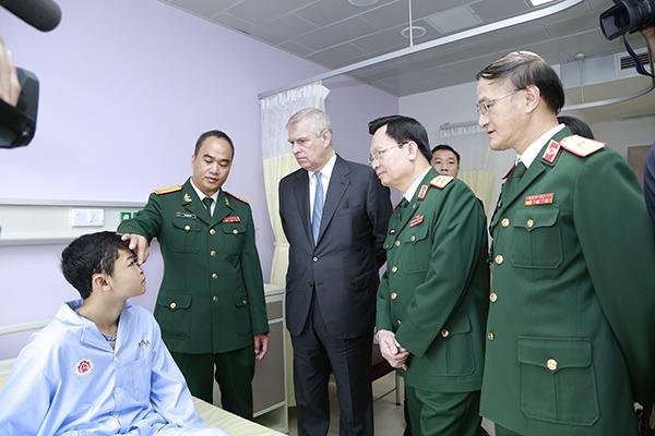 hot: viet nam chinh thuc co trung tam phau thuat so mat va tao hinh dau tien! - 3