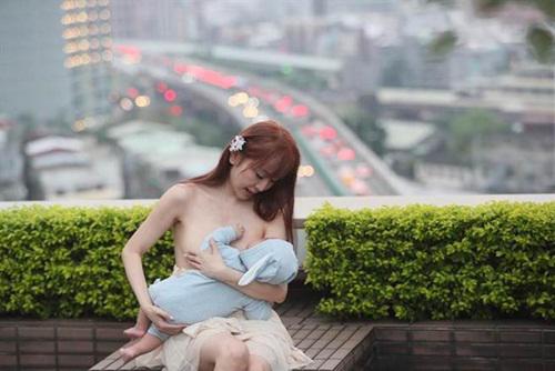 hot girl mang ban khoa than cho con bu gay xon xao - 3