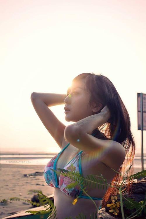 hot girl mang ban khoa than cho con bu gay xon xao - 1