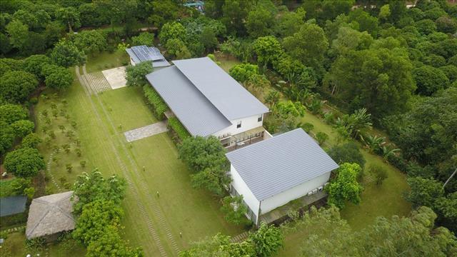 'xe thit' dat rung soc son: nha ca si my linh xay vuot 138 met vuong - 1