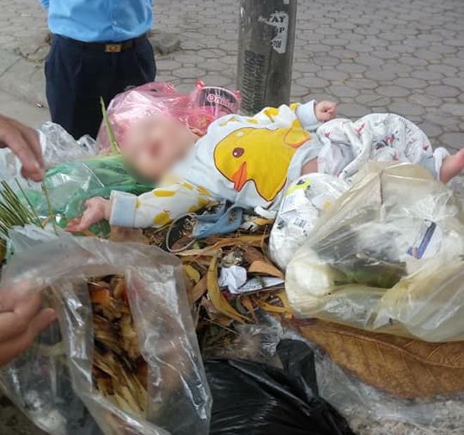 ha noi: be trai khau khinh bi me bo roi trong thung rac ven duong - 1