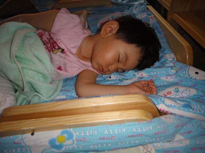 Bé trai 6 tuổi đi ngủ mãi không dậy, bà lật mở tấm chăn và òa khóc nức nở