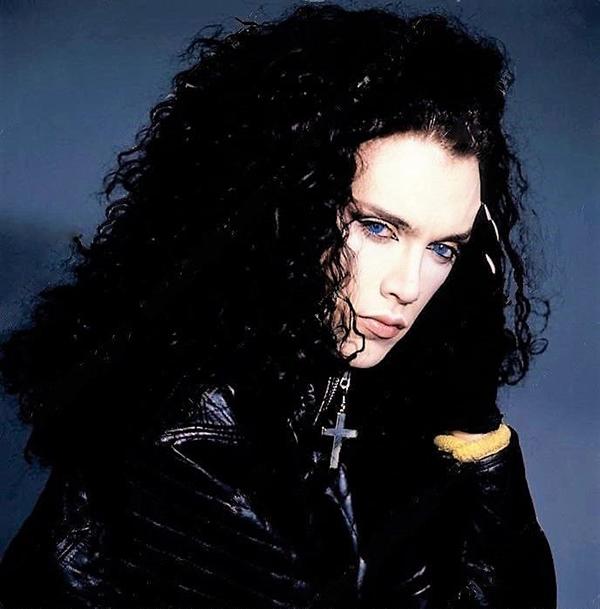 khuon mat bien dang, nam ca si tre qua doi sau hon 300 lan trung tu nhan sac - 1