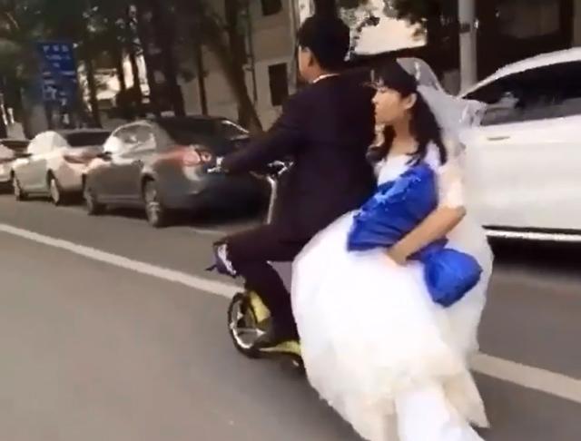 chu re danh roi vo giua duong ma khong biet, co dau nga chong vo ngoi "an va" - 1