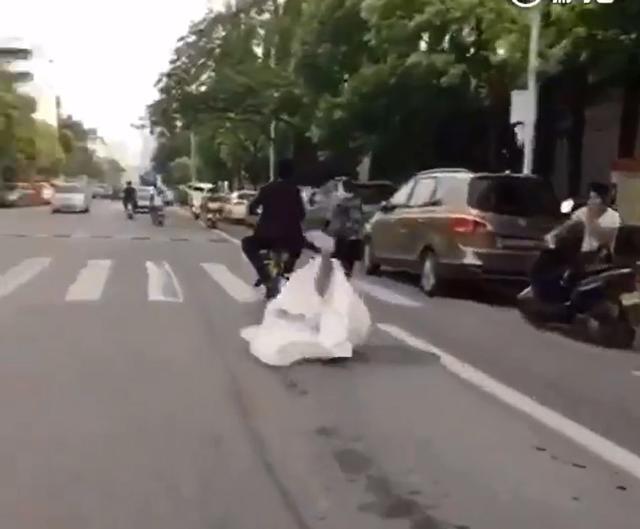 chu re danh roi vo giua duong ma khong biet, co dau nga chong vo ngoi "an va" - 2