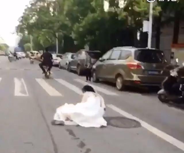 chu re danh roi vo giua duong ma khong biet, co dau nga chong vo ngoi "an va" - 3