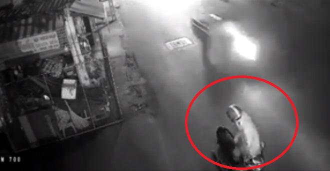 dang chay xe may tren duong, chang trai bong dung dung lai roi mo cop lam dieu kinh hoang - 1