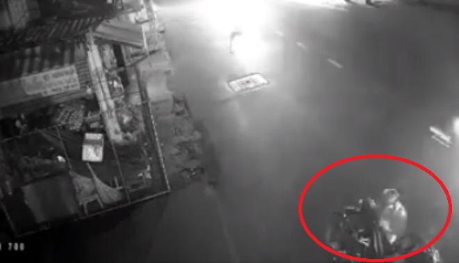 dang chay xe may tren duong, chang trai bong dung dung lai roi mo cop lam dieu kinh hoang - 2