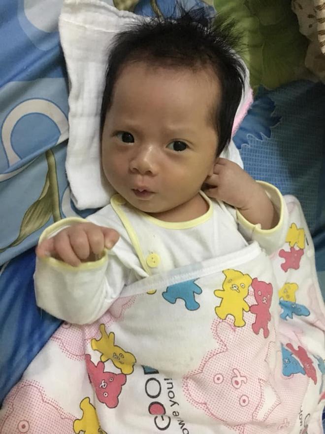 buc anh be so sinh biu moi 'hon ca the gioi' gay bao cong dong mang - 3