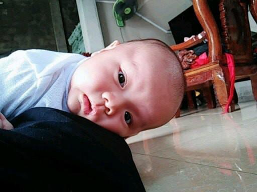 buc anh be so sinh biu moi 'hon ca the gioi' gay bao cong dong mang - 5