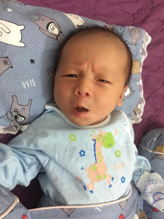 buc anh be so sinh biu moi 'hon ca the gioi' gay bao cong dong mang - 2