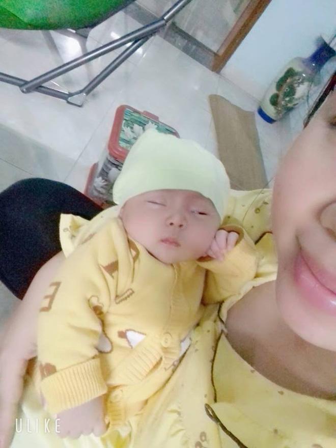 buc anh be so sinh biu moi 'hon ca the gioi' gay bao cong dong mang - 8