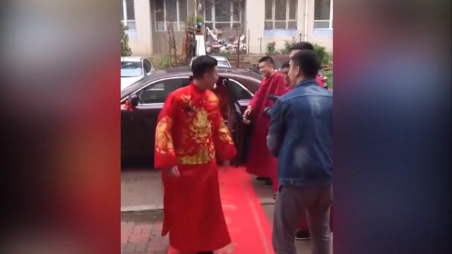 chu re danh roi vo giua duong ma khong biet, co dau nga chong vo ngoi "an va" - 4