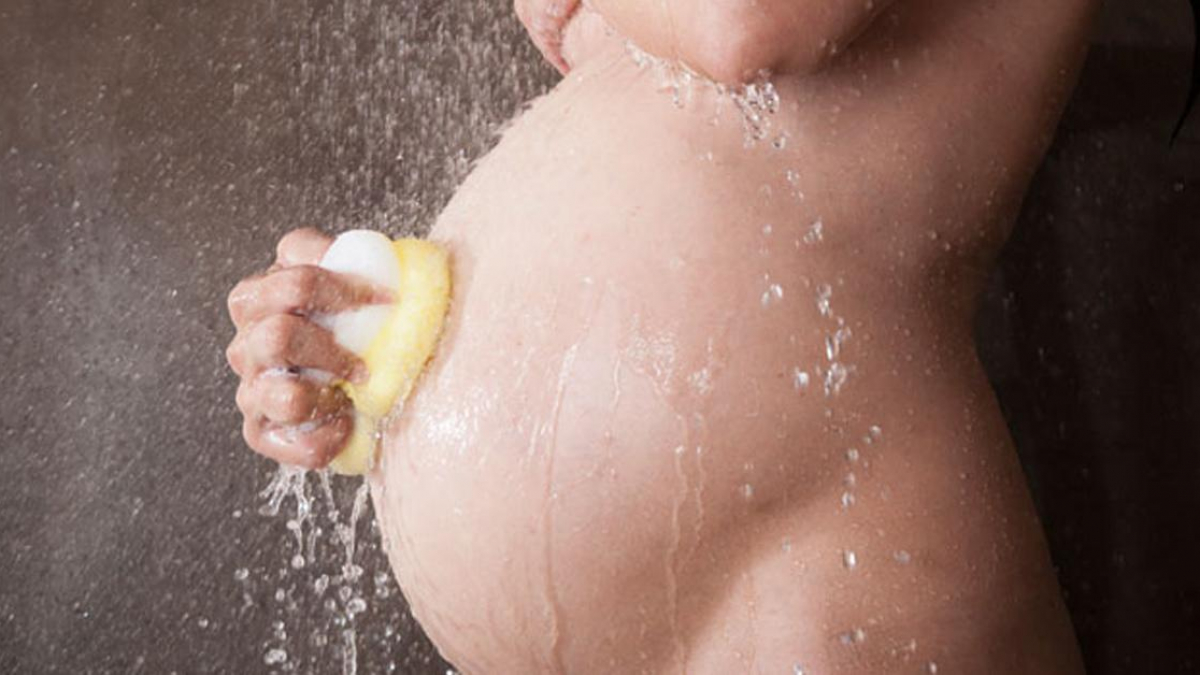 Mẹ bầu có nên tắm vào buổi sáng và cách tắm an toàn không phải ai cũng biết - ảnh 1