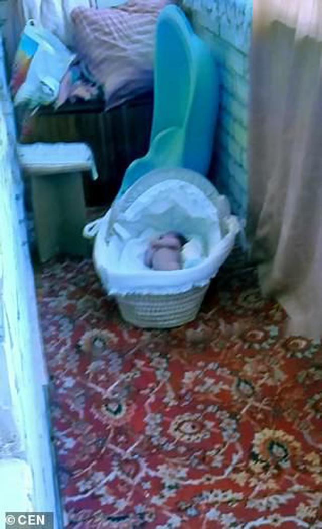 me vut con so sinh ngoai ban cong lanh cong -20 do chi vi buc minh voi chong cu - 1