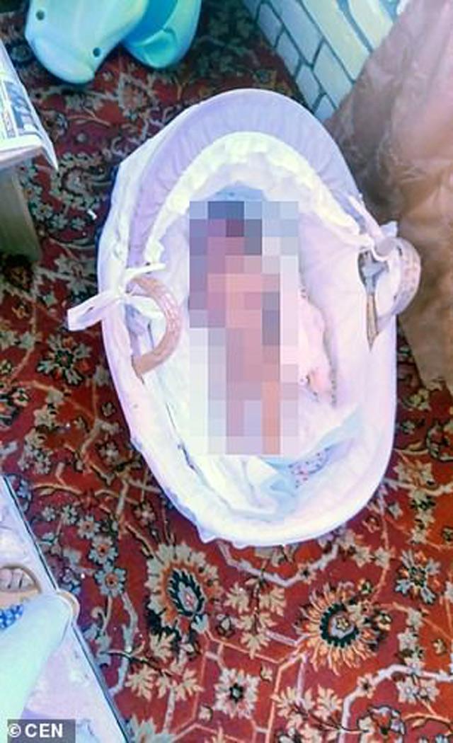 me vut con so sinh ngoai ban cong lanh cong -20 do chi vi buc minh voi chong cu - 2