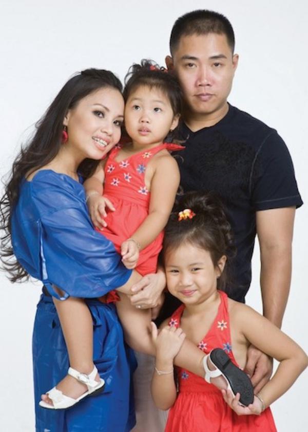 Gia đình sao Việt luôn là chủ đề thu hút đông đảo khán giả. Hãy cùng chiêm ngưỡng hình ảnh hạnh phúc và đầy tình cảm của những người nổi tiếng khiến chúng ta khao khát ước mơ cho một gia đình hoàn hảo.