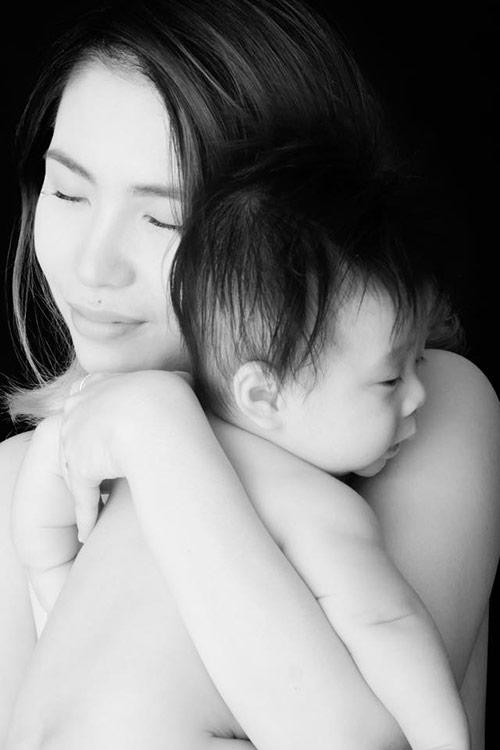 Hình ảnh mẹ ôm con buồn là một trong những khoảnh khắc đầy cảm xúc nhất mà chúng ta có thể chứng kiến. Nếu bạn muốn cảm nhận sâu sắc hơn về tình mẹ con và niềm đau trong cuộc sống này, hãy bấm ngay vào hình ảnh phía dưới để xem những khoảnh khắc đầy xúc động này.