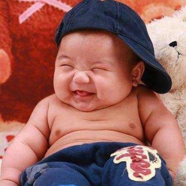 Hình em bé cười dễ thương chắc chắn sẽ làm bạn đắm đuối trong nụ cười tươi rói của em bé đáng yêu này. Hãy xem và cảm nhận vẻ đẹp thiên thần của em bé với bức hình đáng yêu này!