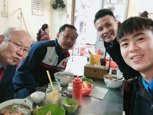 AFF cup chuyện giờ mới kể: Nhậu xong bỏ bát vào máy giặt để xem bóng đá và cái kết...