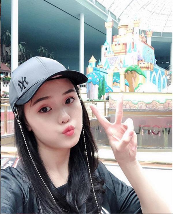 chan dung co gai xinh dep nhu bach tuyet, duoc tang hcv dem chung ket aff cup 2018 - 10