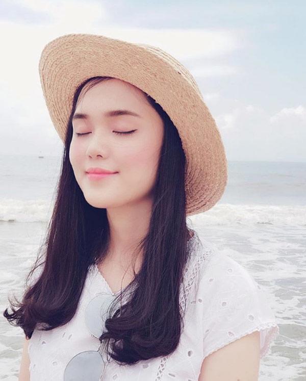 chan dung co gai xinh dep nhu bach tuyet, duoc tang hcv dem chung ket aff cup 2018 - 11