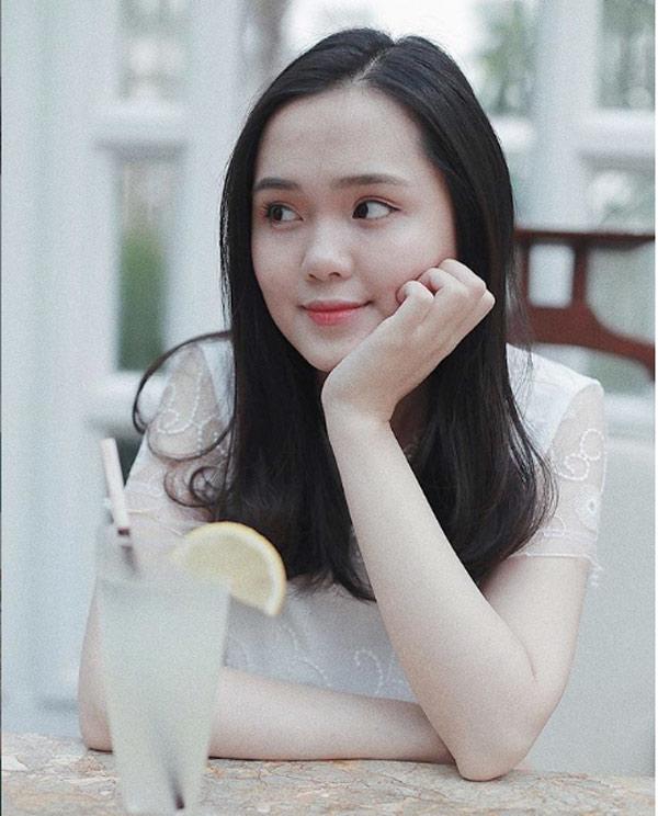chan dung co gai xinh dep nhu bach tuyet, duoc tang hcv dem chung ket aff cup 2018 - 9