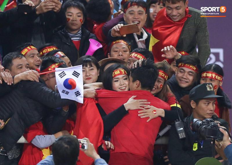 chan dung co gai xinh dep nhu bach tuyet, duoc tang hcv dem chung ket aff cup 2018 - 2