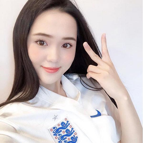 chan dung co gai xinh dep nhu bach tuyet, duoc tang hcv dem chung ket aff cup 2018 - 7