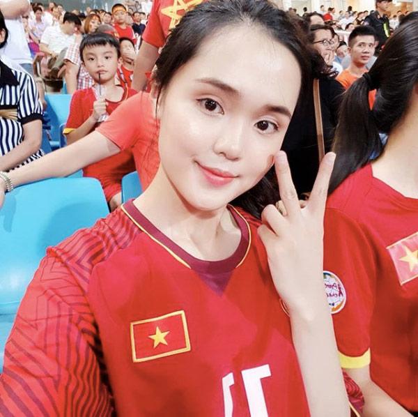 chan dung co gai xinh dep nhu bach tuyet, duoc tang hcv dem chung ket aff cup 2018 - 5
