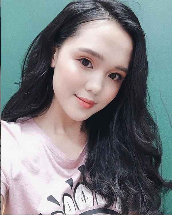 chan dung co gai xinh dep nhu bach tuyet, duoc tang hcv dem chung ket aff cup 2018 - 8