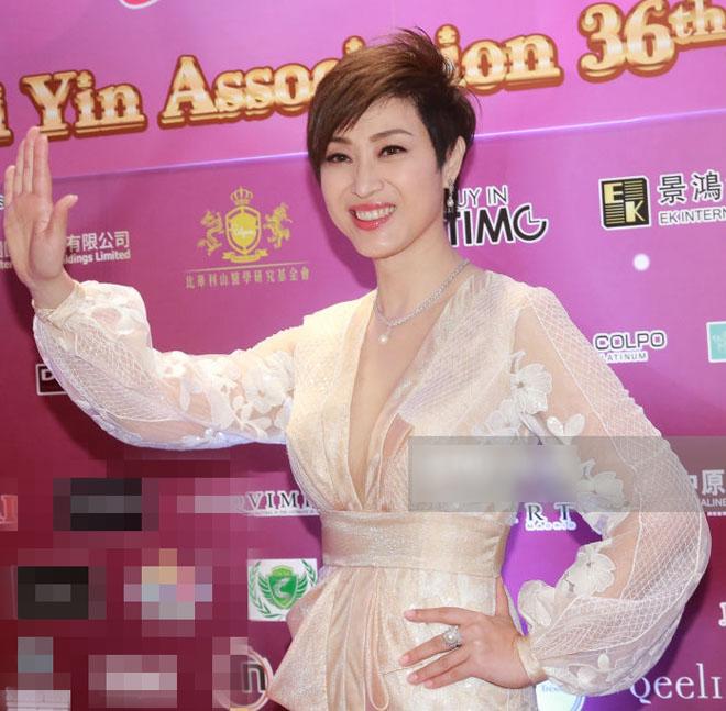 3 lan lan dan, u50 khong ket hon, vay ma nhan sac my nhan nay van giu vung phong do! - 9