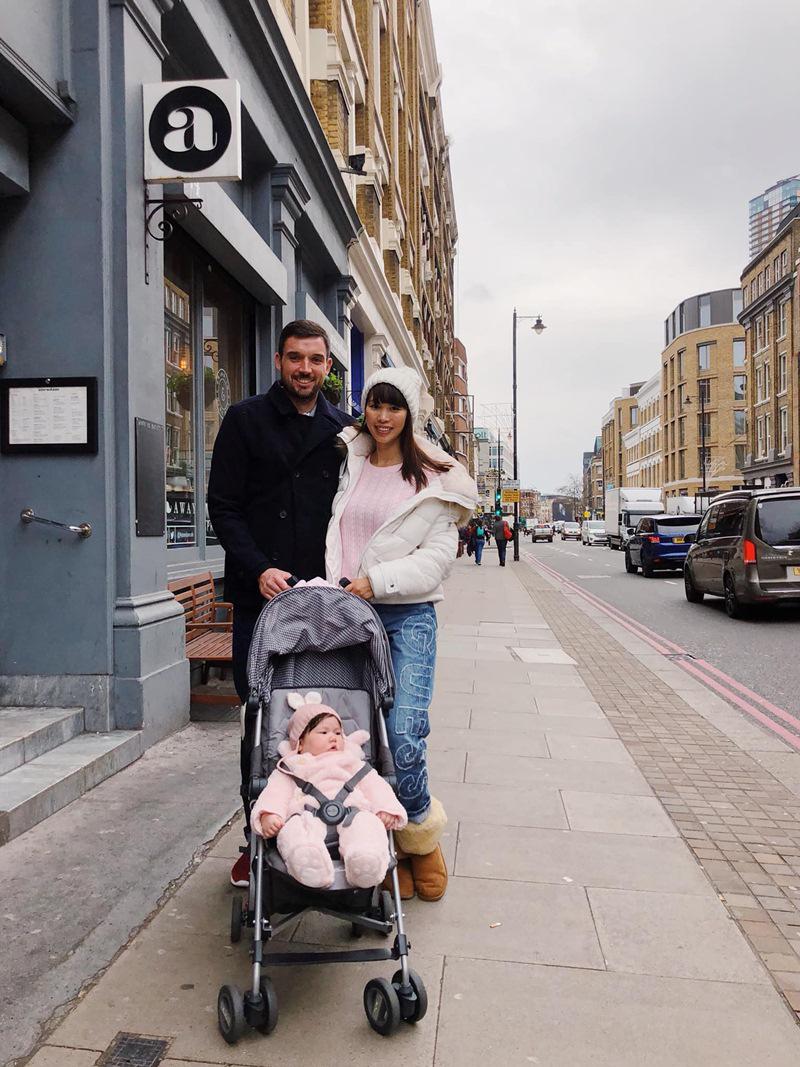 Siêu mẫu Hà Anh cùng chồng Tây và con gái Myla đang có mặt ở London, nước Anh - quê hương của ông xã cô. Đây là lần đầu tiên cô bé được về nơi bố sinh ra.
