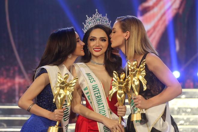 buc anh hot nhat toi qua: 3 nang hau trong 1 khung hinh, khong ai chiu thua ai phan nao! - 6