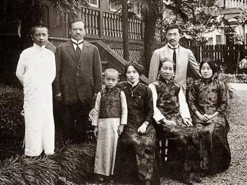 Gia tộc Tống thị ở Trung Quốc từ lâu đã nổi tiếng vì có hai cô con gái tuyệt sắc giai nhân đều là vợ của những lãnh đạo lớn. Tuy nhiên gia tộc đình đám này cũng được biết đến khi có nhiều thành viên trong gia đình bị mắc ung thư.


