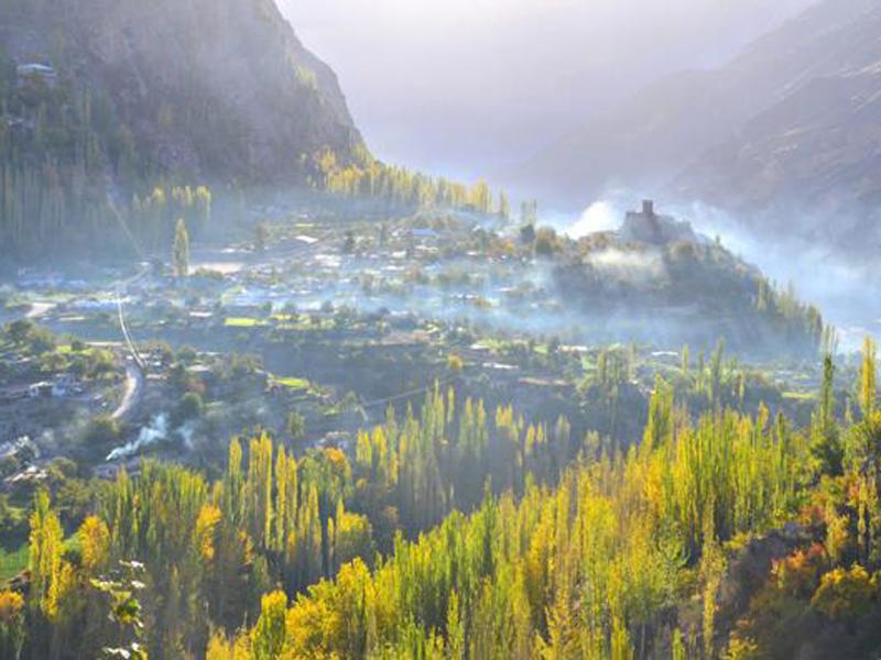 Bộ tộc Hunzas sống ở vùng núi phía bắc Pakistan, dọc theo dãy núi Himalaya với khoảng 30.000 người sinh sống. Họ được mệnh danh là bộ tộc sống lâu đời nhất trên thế giới bởi tuổi thọ của họ kéo dài hơn cả một thế kỷ.
