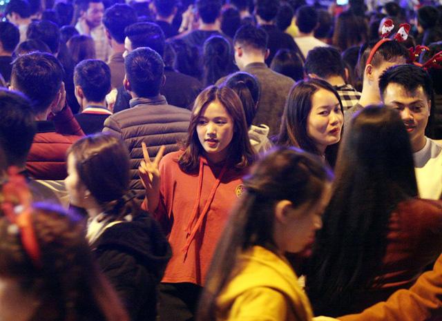 ha noi: hang van nguoi den thanh duong dem giang sinh, khu vuc nha tho lon tac nghen kinh hoang - 10