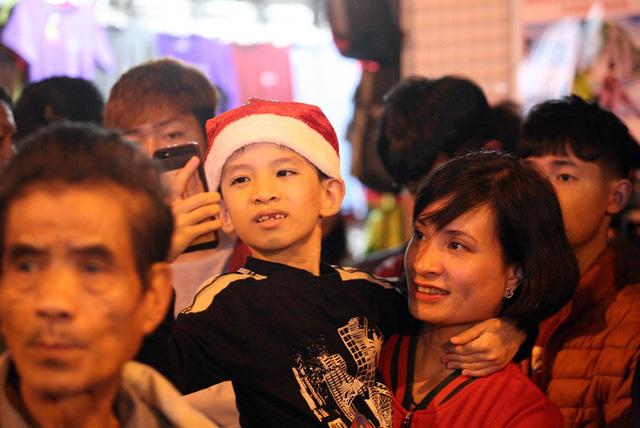 ha noi: hang van nguoi den thanh duong dem giang sinh, khu vuc nha tho lon tac nghen kinh hoang - 5
